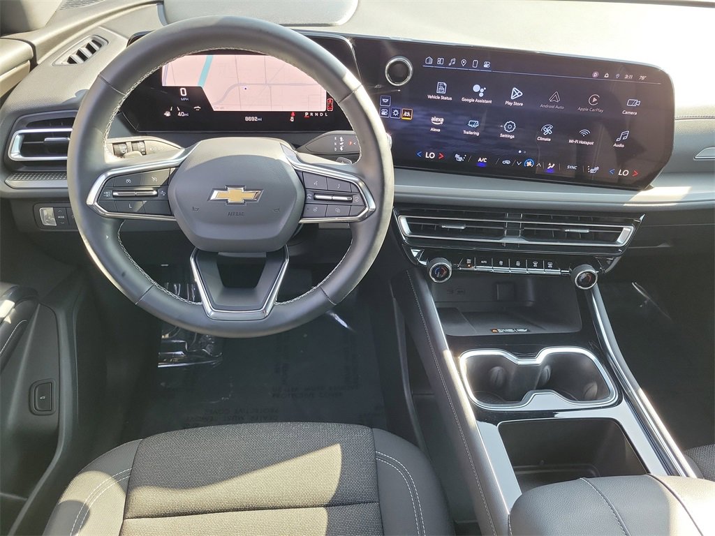 Used 2025 Chevrolet Traverse LT image 4