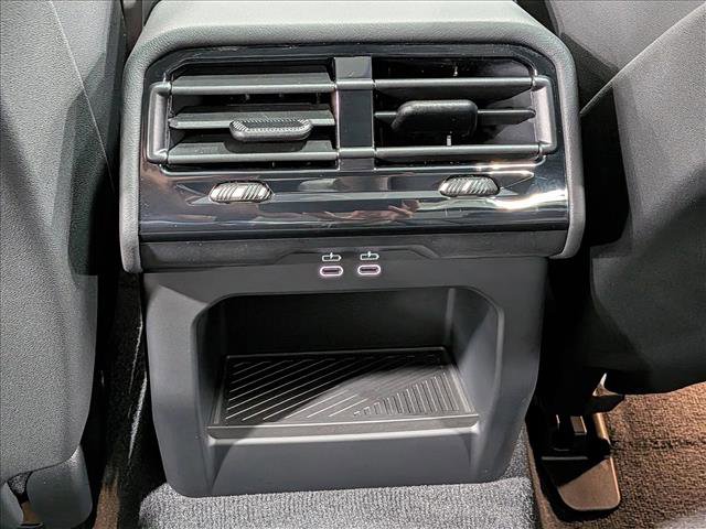 Used 2026 BMW 550e xDrive w/ Executive Package image 18