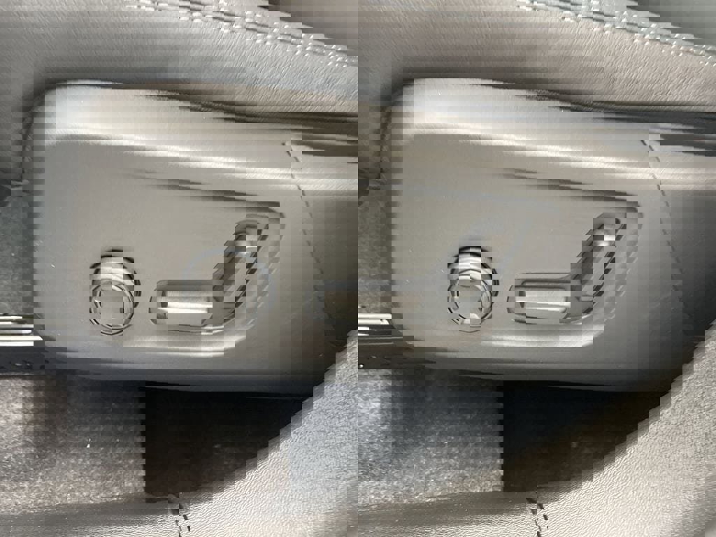 Used 2024 Volvo XC40 B5 Ultimate image 9