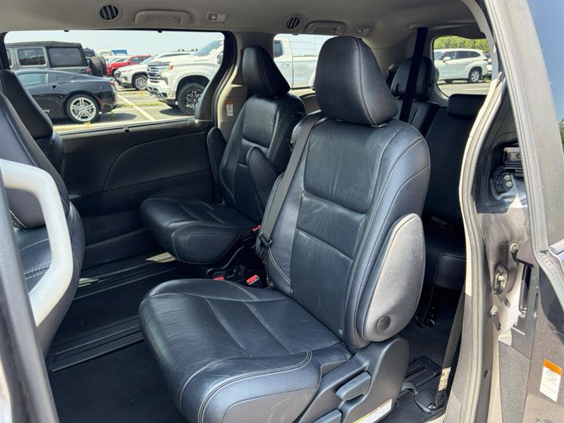 Used 2019 Toyota Sienna SE FWD image 10