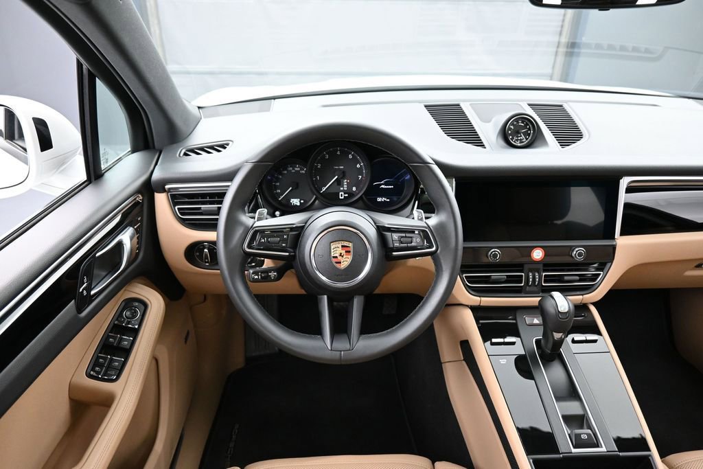 Used 2025 Porsche Macan AWD/4WD image 18