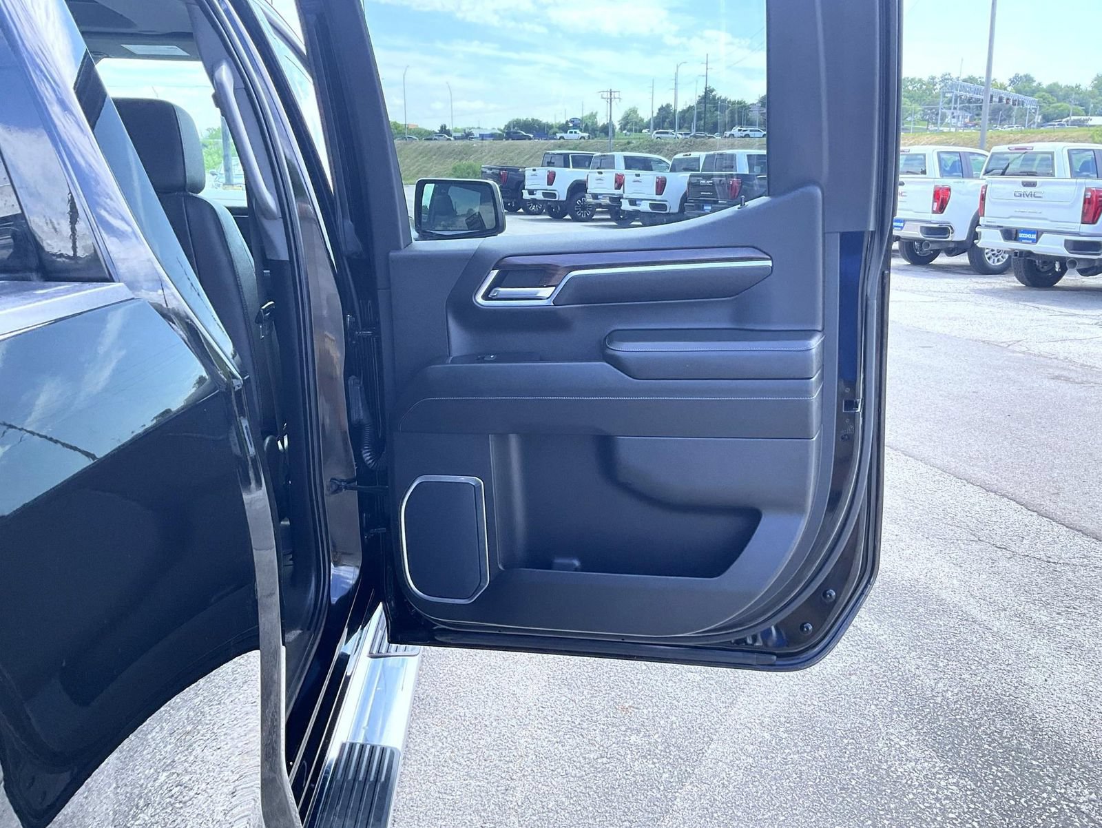 Certified 2023 GMC Sierra 1500 SLT w/ SLT Premium Package AWD/4WD image 17