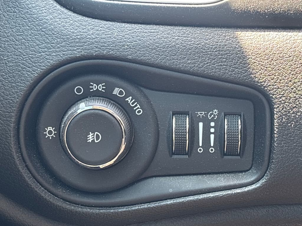 Used 2018 Jeep Renegade Latitude w/ Popular Equipment Group FWD image 25