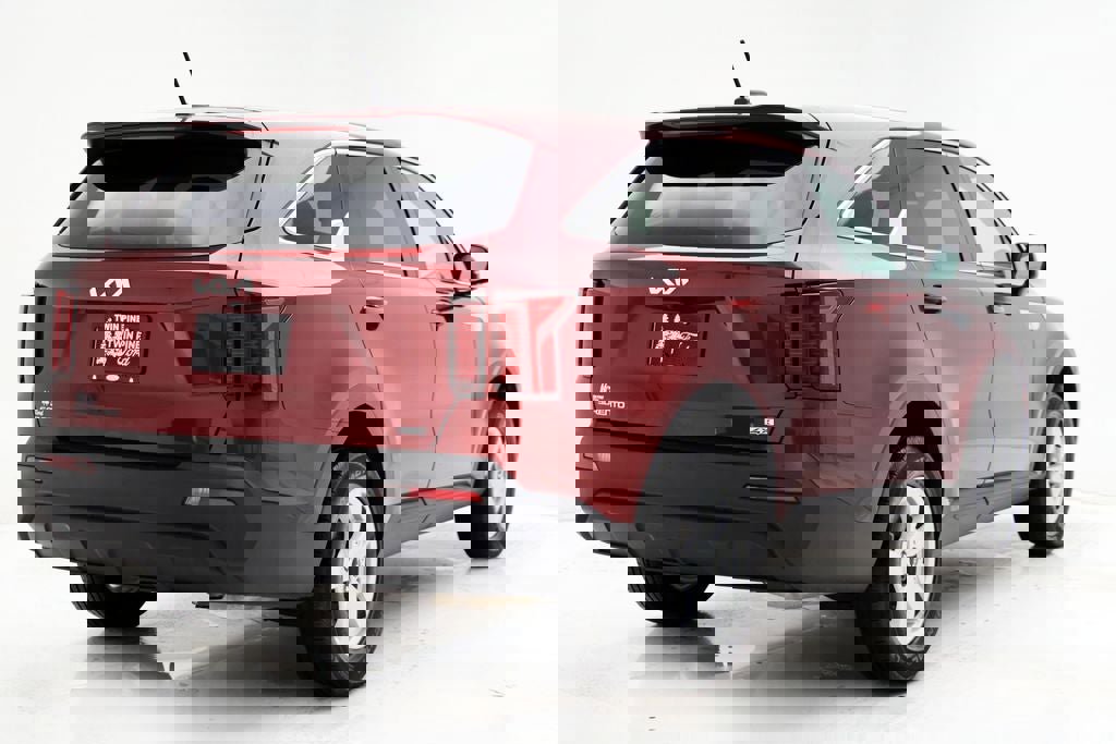 Used 2023 Kia Sorento LX image 9