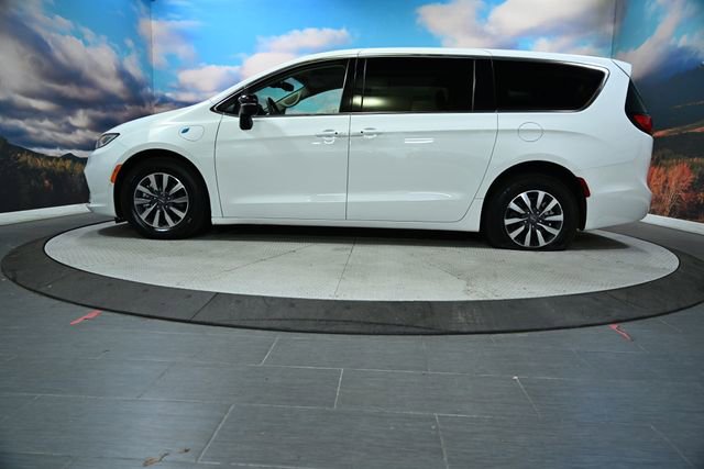 Used 2024 Chrysler Pacifica Select image 5