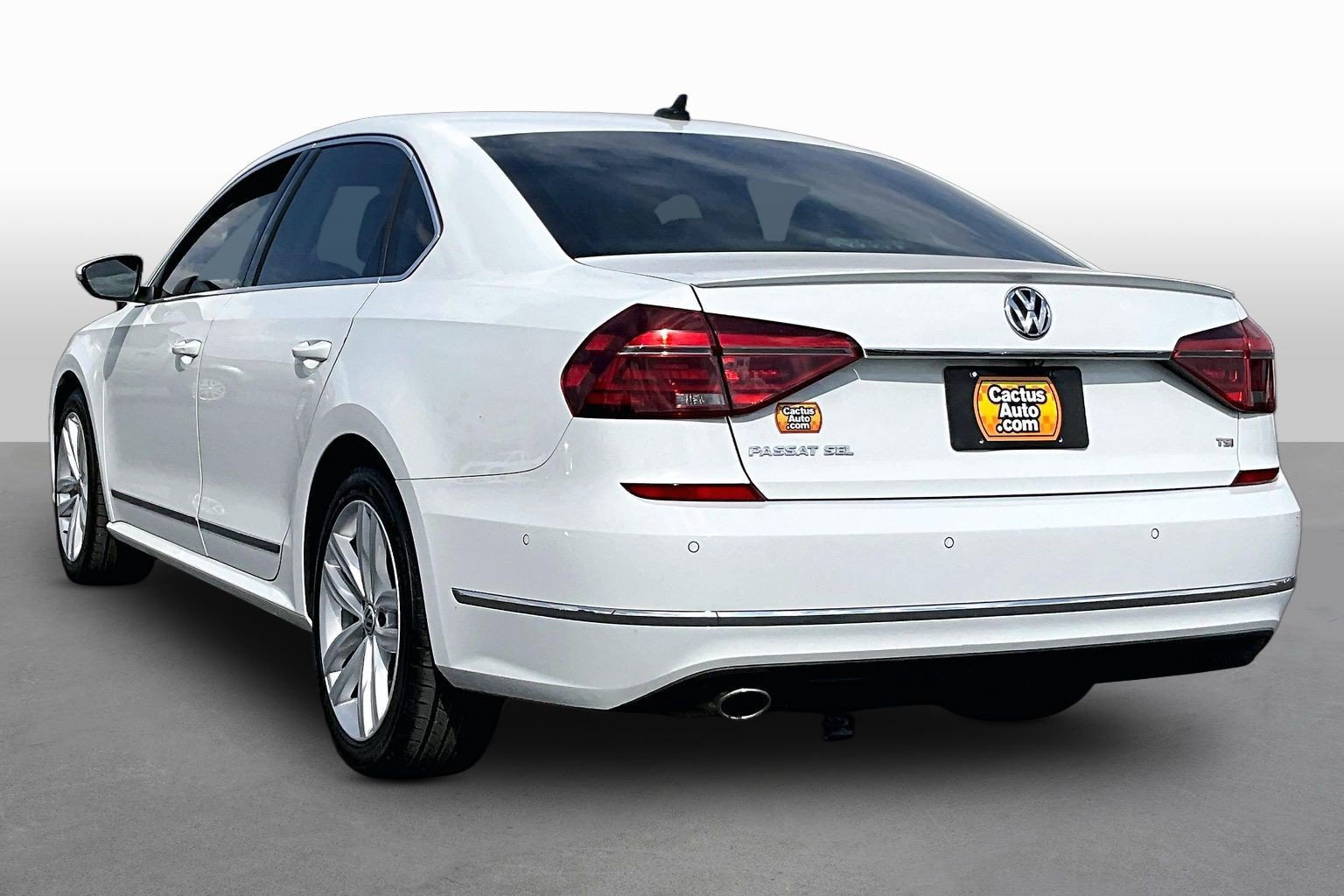 Used 2018 Volkswagen Passat 2.0T SEL Premium FWD image 9