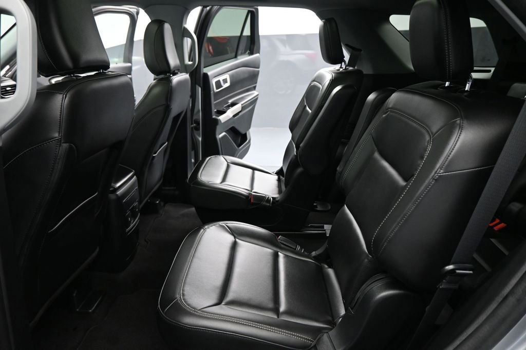 Used 2023 Ford Explorer XLT w/ Equipment Group 202A AWD/4WD image 19