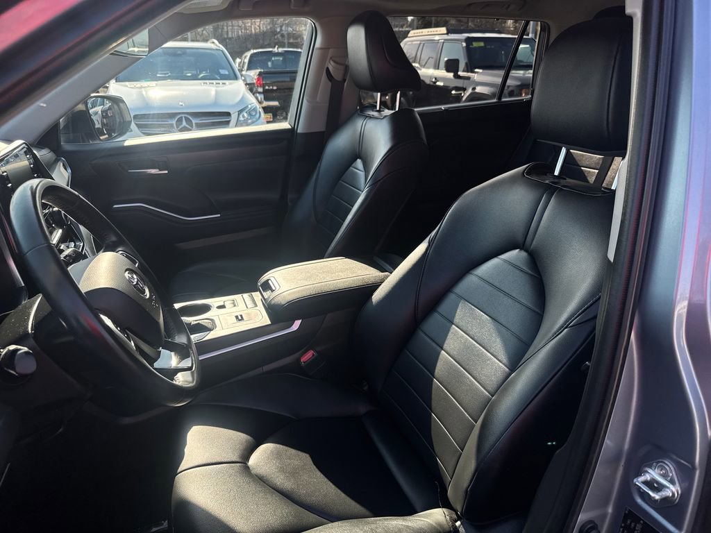 Used 2020 Toyota Highlander XLE AWD/4WD image 17