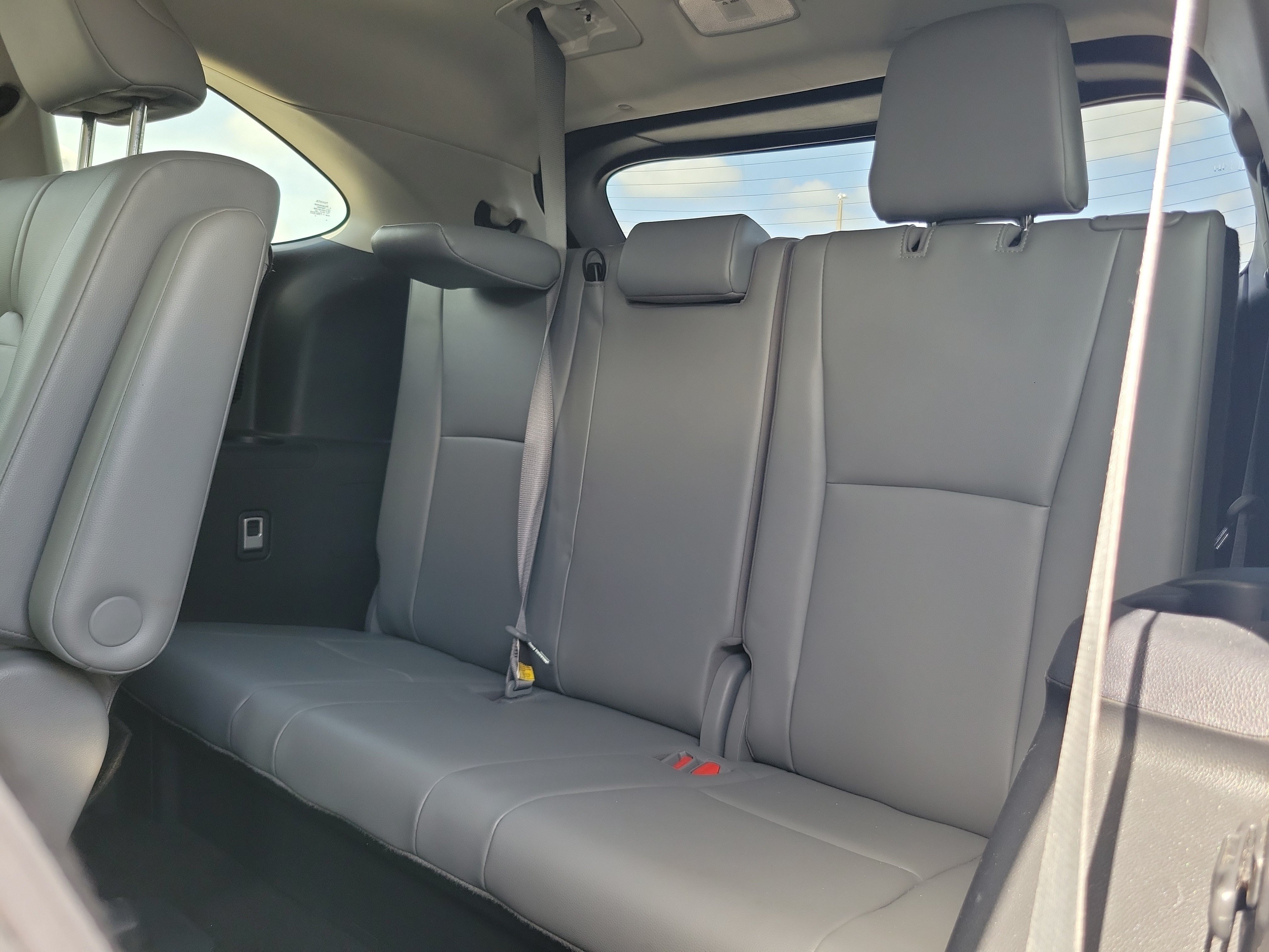 Used 2021 Toyota Highlander XLE FWD image 16