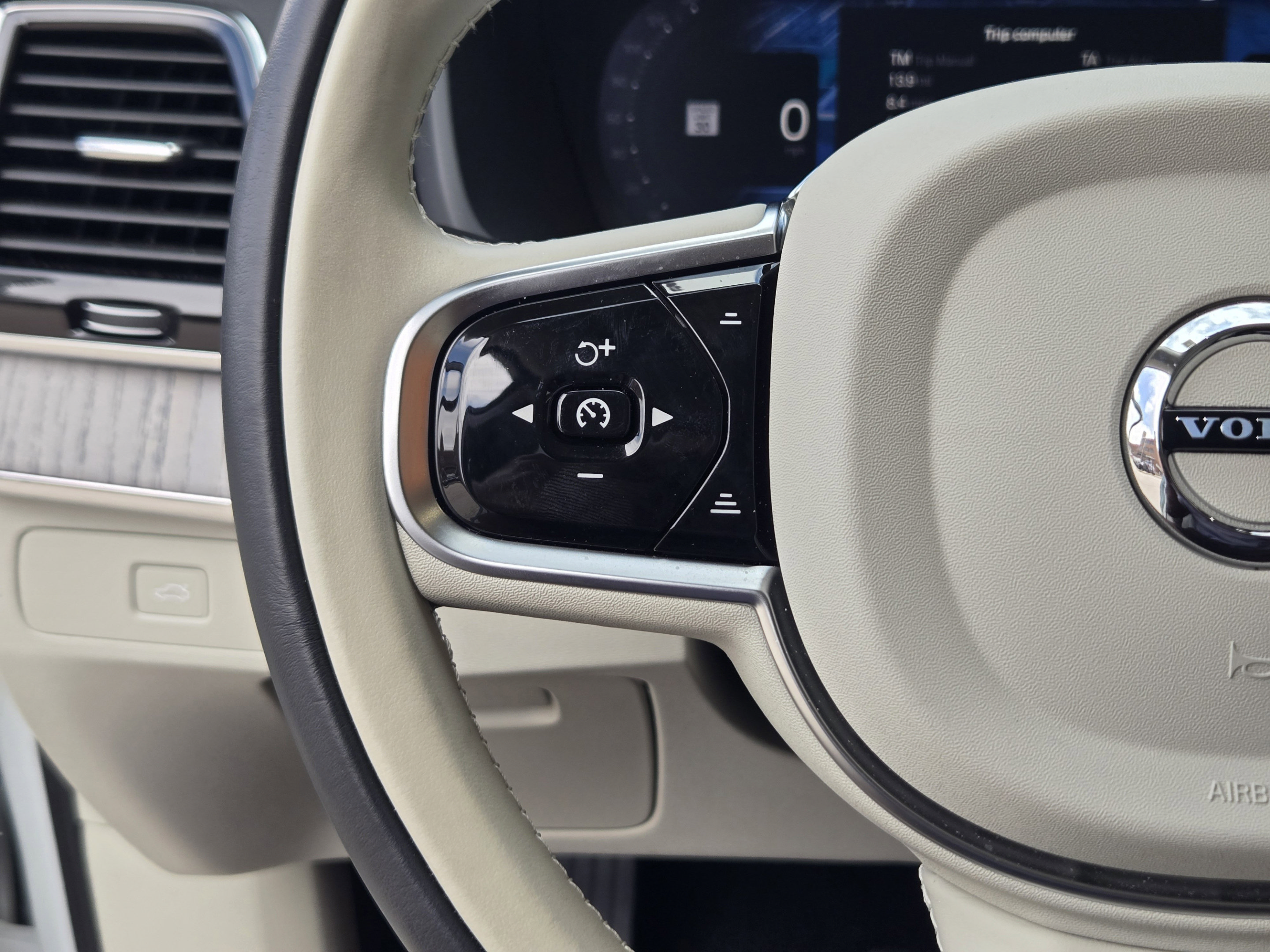 Certified 2025 Volvo XC90 B6 Ultra w/ Protection Package Premier AWD/4WD image 27