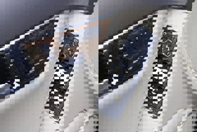 Used 2014 Mercedes-Benz C 300 4MATIC Sedan image 9