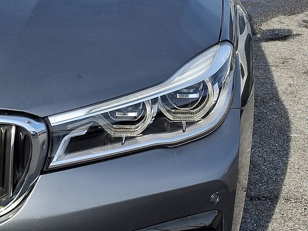 Used 2019 BMW 750i w/ Luxury Rear Seating Package image 9