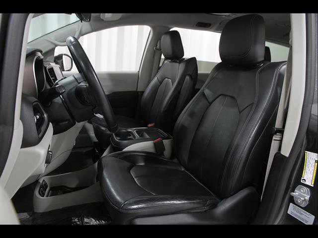 Used 2017 Chrysler Pacifica Touring-L FWD image 5