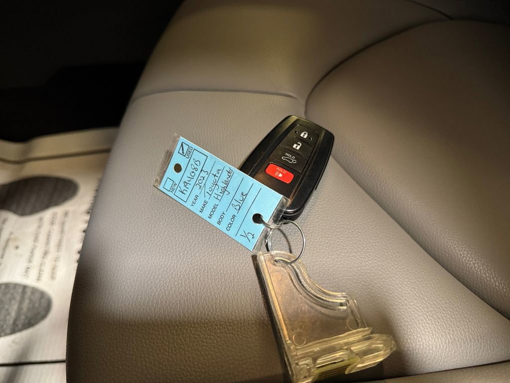 Used 2023 Toyota Highlander XLE image 32