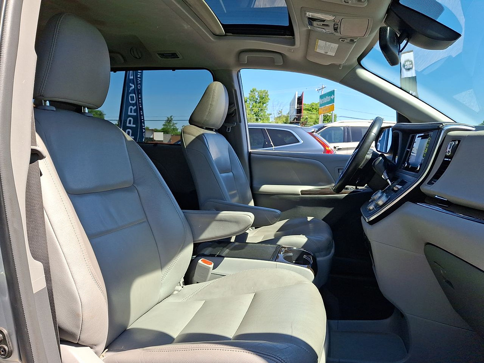 Used 2019 Toyota Sienna XLE w/ XLE Navigation Package FWD image 30