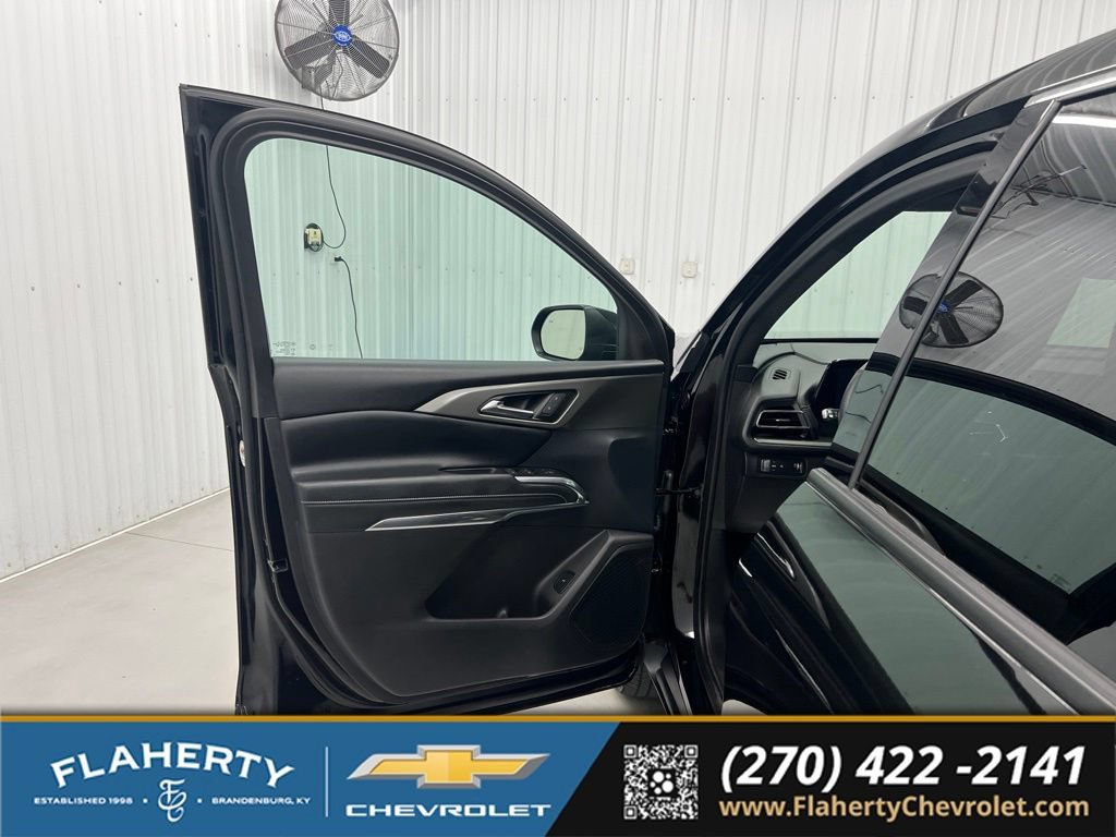 Used 2025 Chevrolet Traverse LT FWD image 8