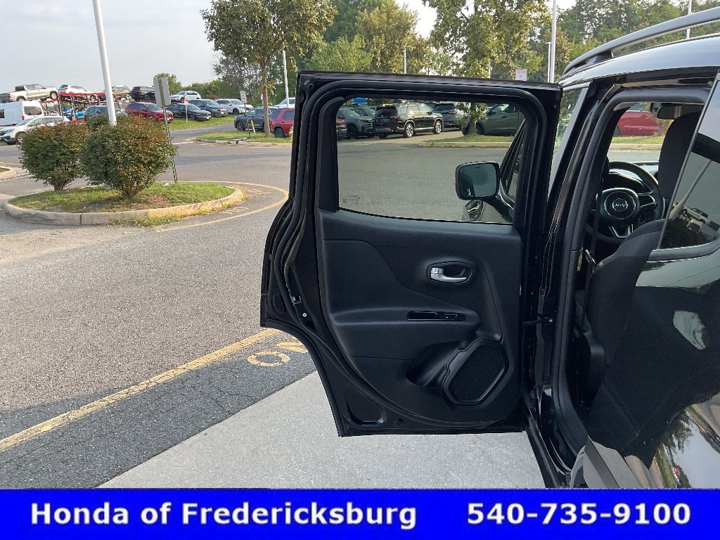 Used 2023 Jeep Renegade Latitude AWD/4WD image 16