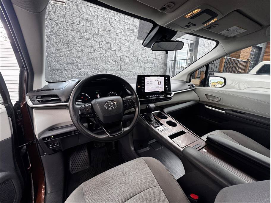 Used 2024 Toyota Sienna LE AWD/4WD image 14