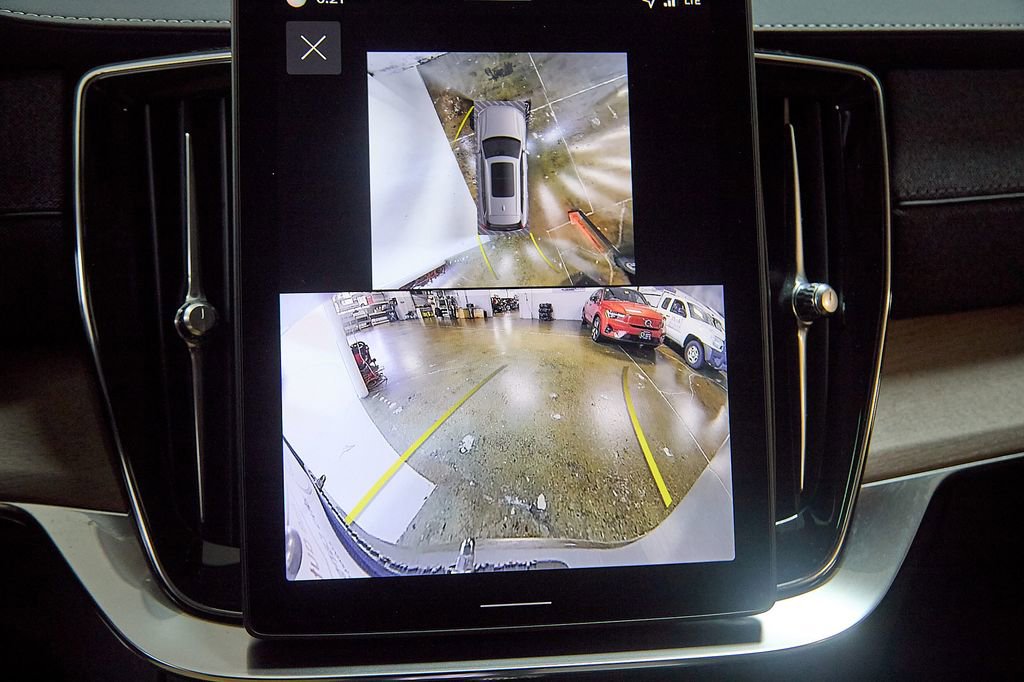 New 2026 Volvo XC90 B6 Plus w/ Protection Package Premier image 8