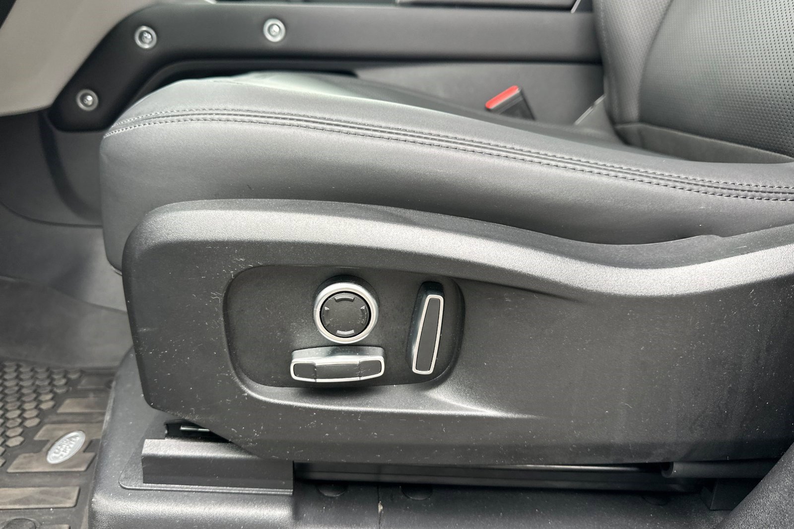 Used 2025 Land Rover Defender 130 S image 17