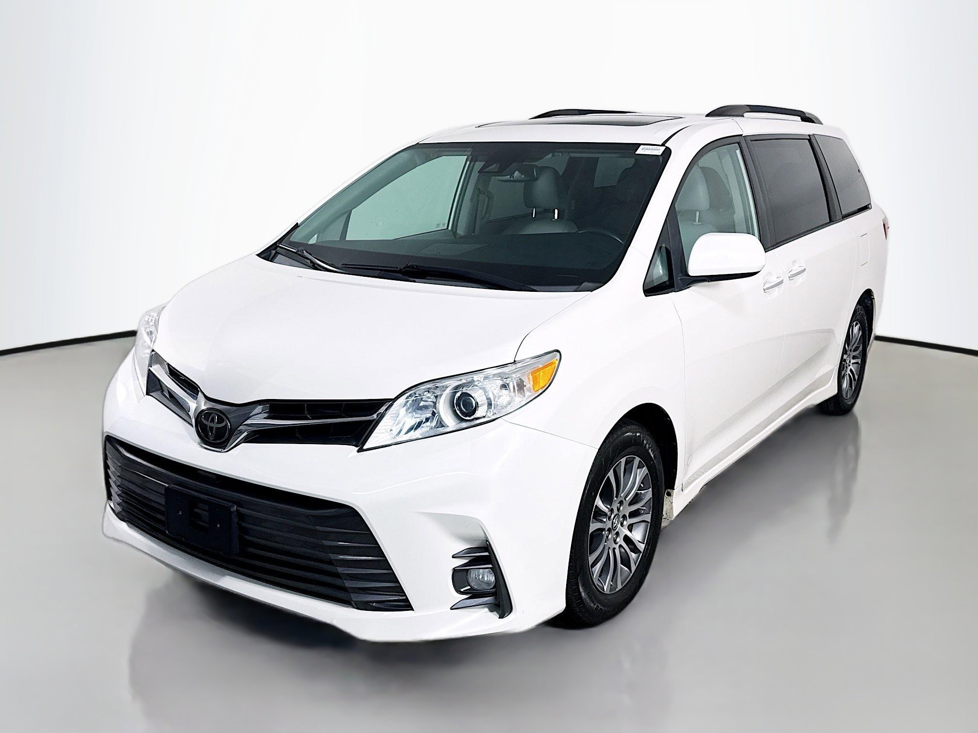 Used 2020 Toyota Sienna XLE FWD image 4
