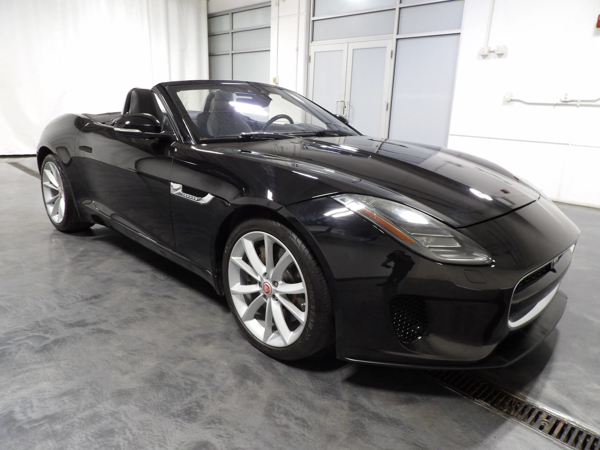 Used 2020 Jaguar F-TYPE Convertible RWD image 3
