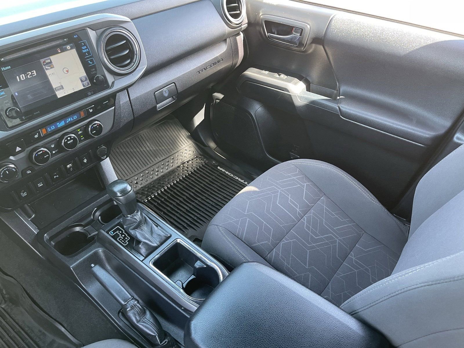 Used 2017 Toyota Tacoma TRD Off-Road w/ Premium & Technology Package AWD/4WD image 17