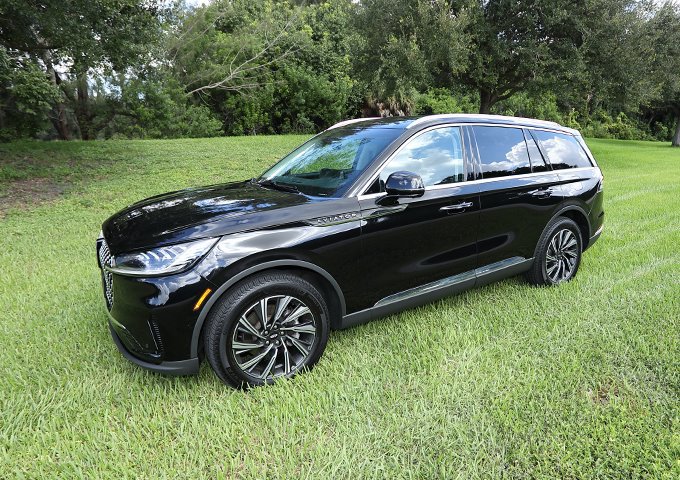 Used 2025 Lincoln Aviator AWD image 2
