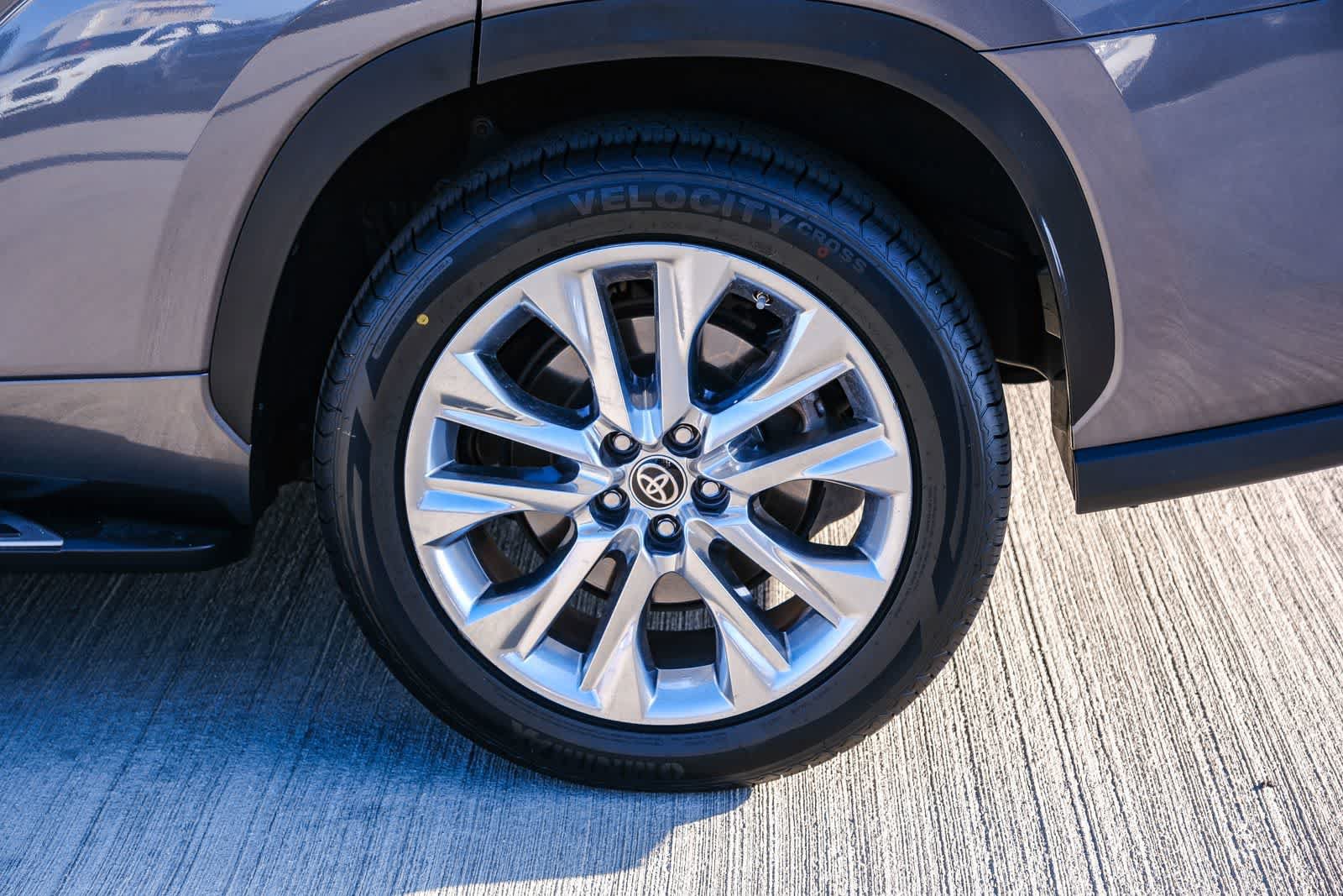 Used 2023 Toyota Highlander Limited FWD image 9