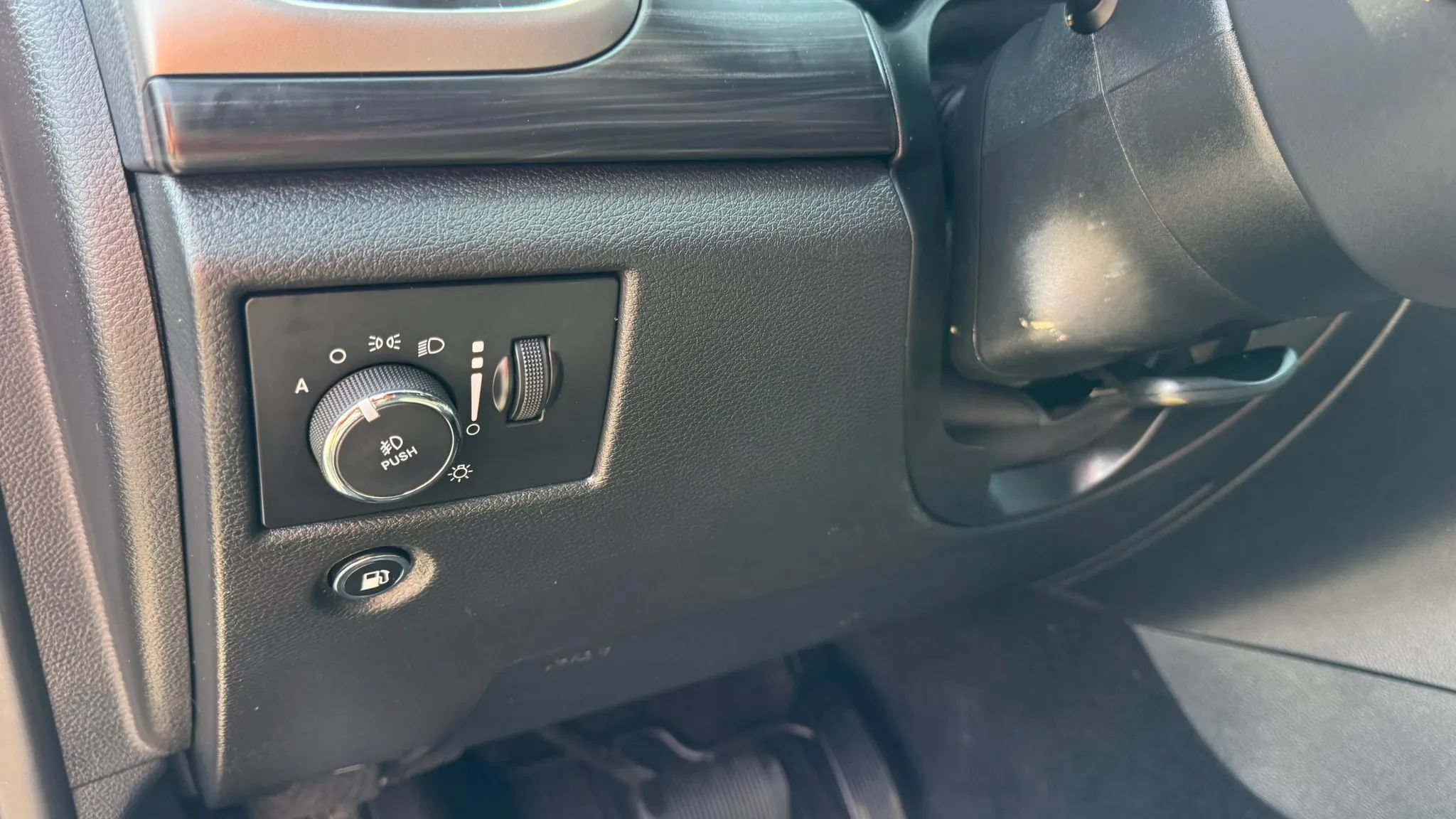 Used 2019 Jeep Grand Cherokee Laredo AWD/4WD image 18