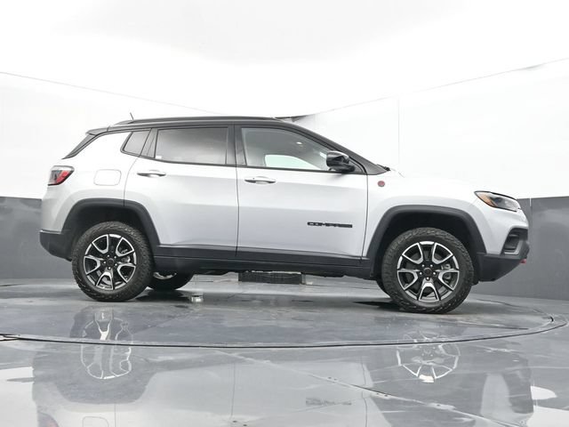 Used 2025 Jeep Compass Trailhawk AWD/4WD image 44