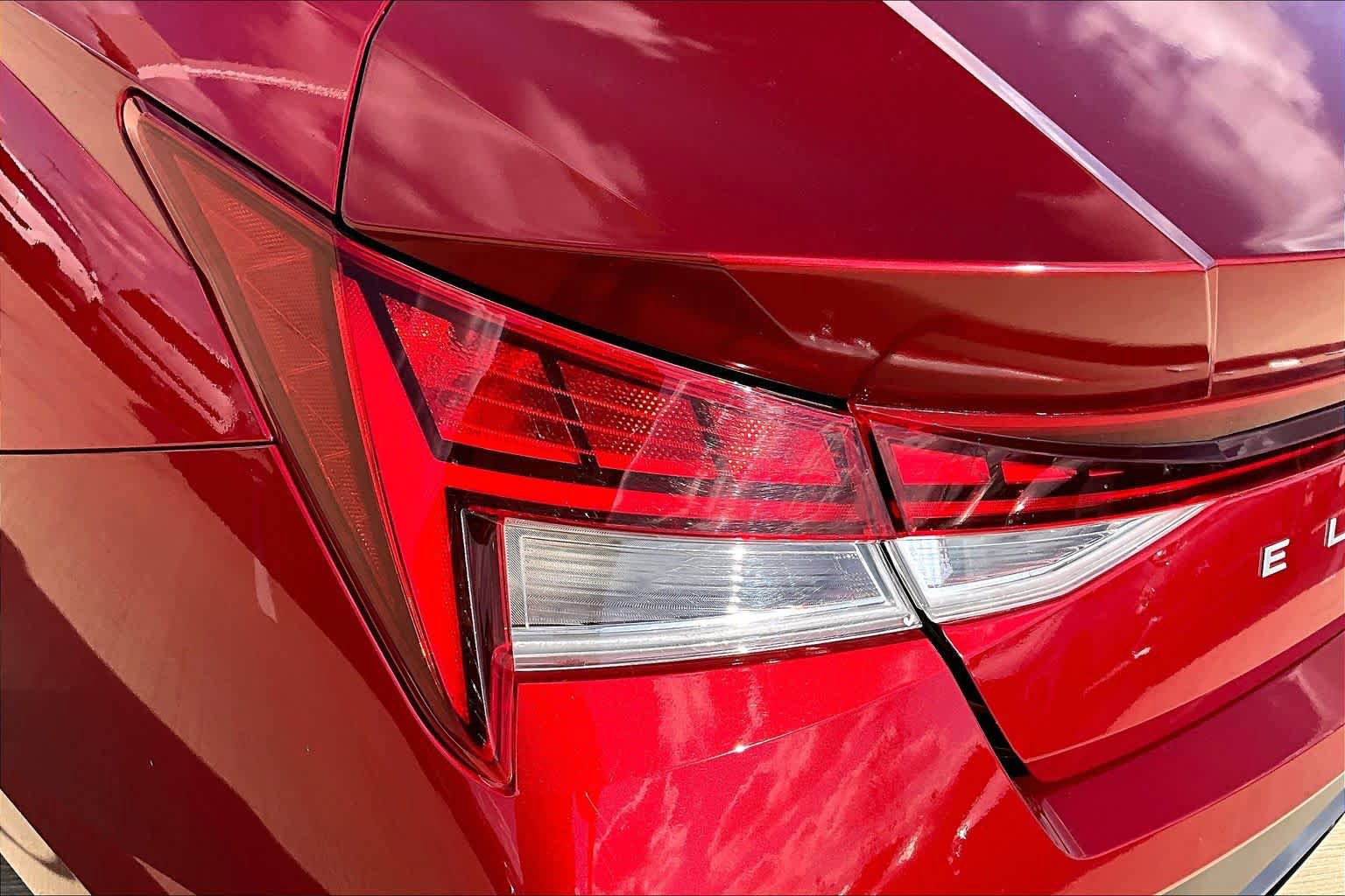 Certified 2025 Hyundai Elantra Limited FWD image 28