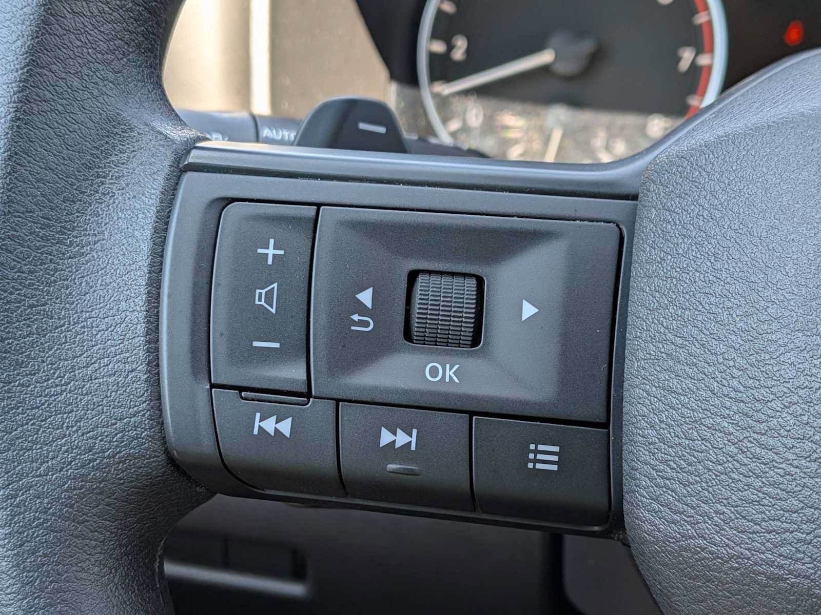 Used 2025 Nissan Rogue S AWD/4WD image 21