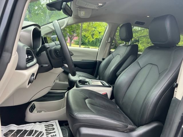 Used 2021 Chrysler Pacifica Touring-L FWD image 13