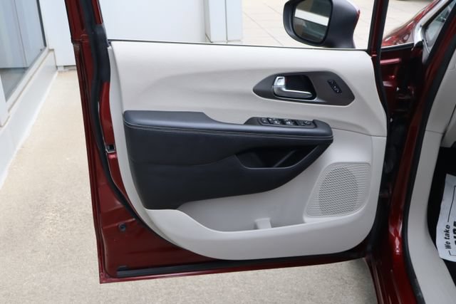 Used 2023 Chrysler Pacifica Touring-L FWD image 11