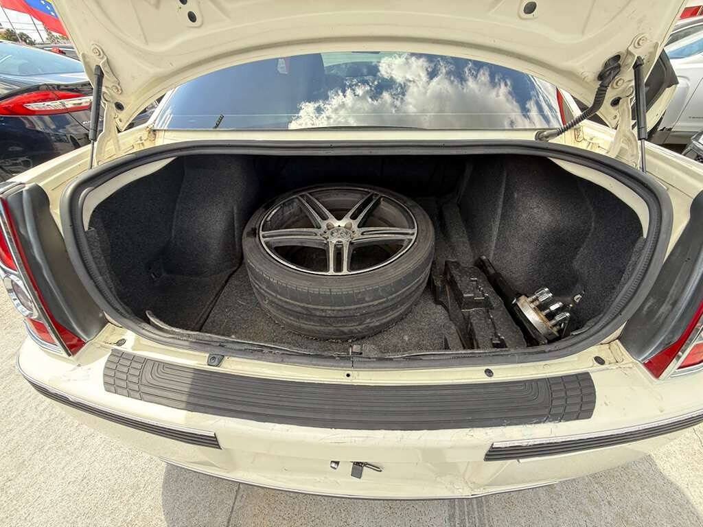 Used 2008 Chrysler 300 LX RWD image 17