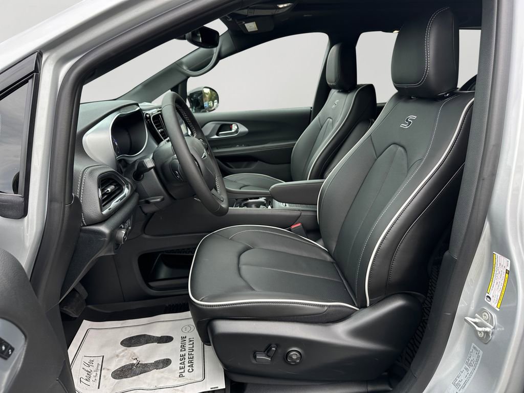 New 2026 Chrysler Pacifica Limited w/ S Appearance Package FWD image 24