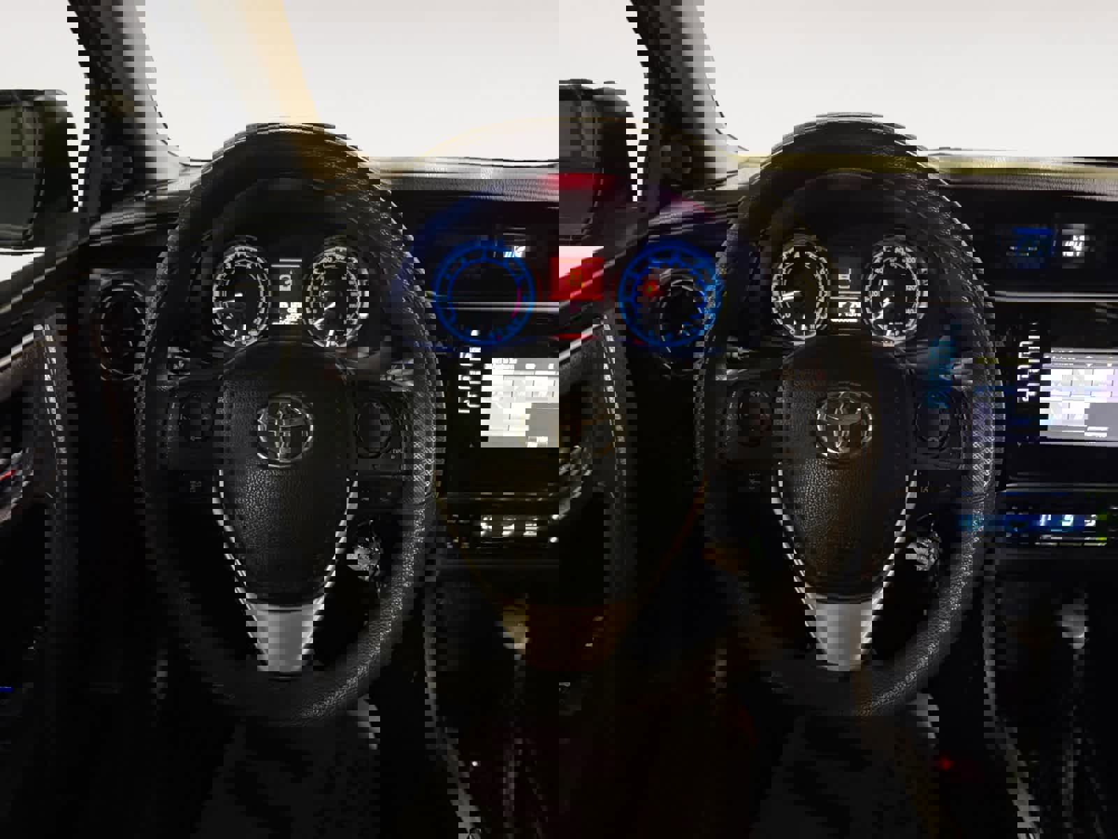 Used 2018 Toyota Corolla LE image 19