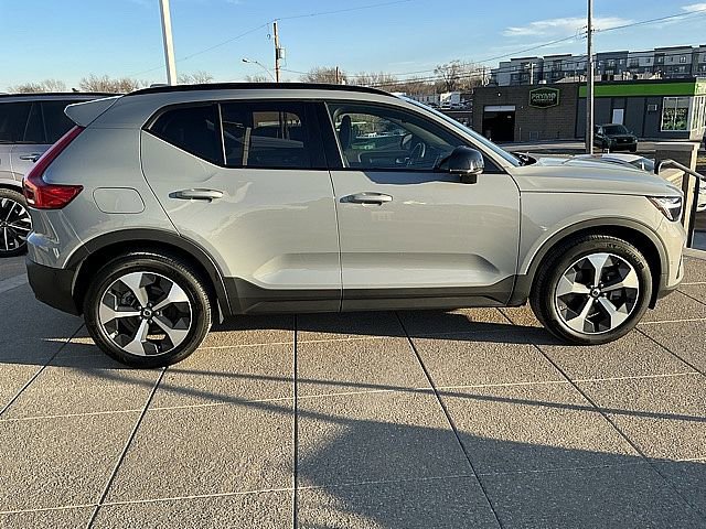Used 2025 Volvo XC40 B5 Plus image 7