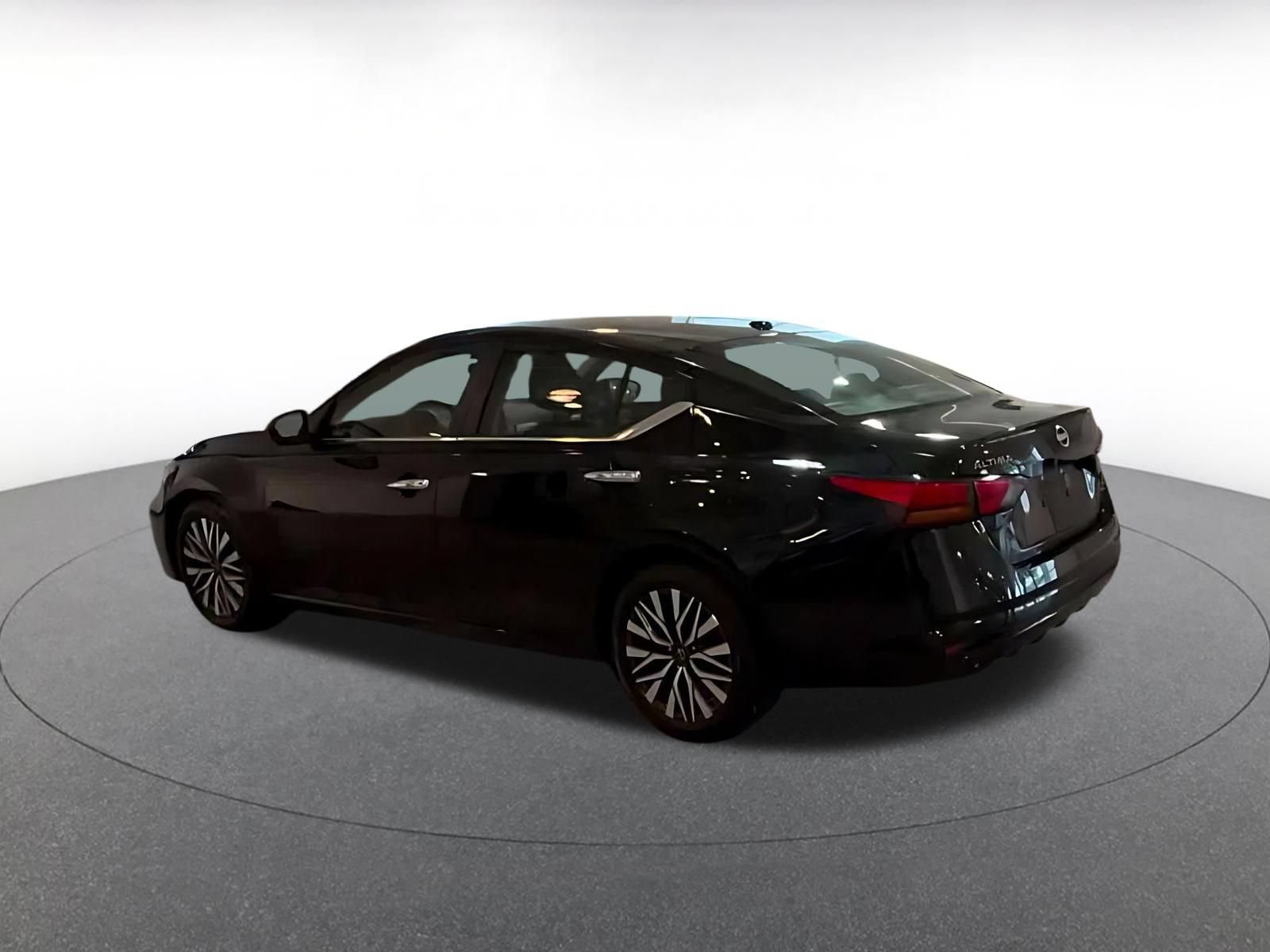 Used 2025 Nissan Altima 2.5 SV FWD image 8
