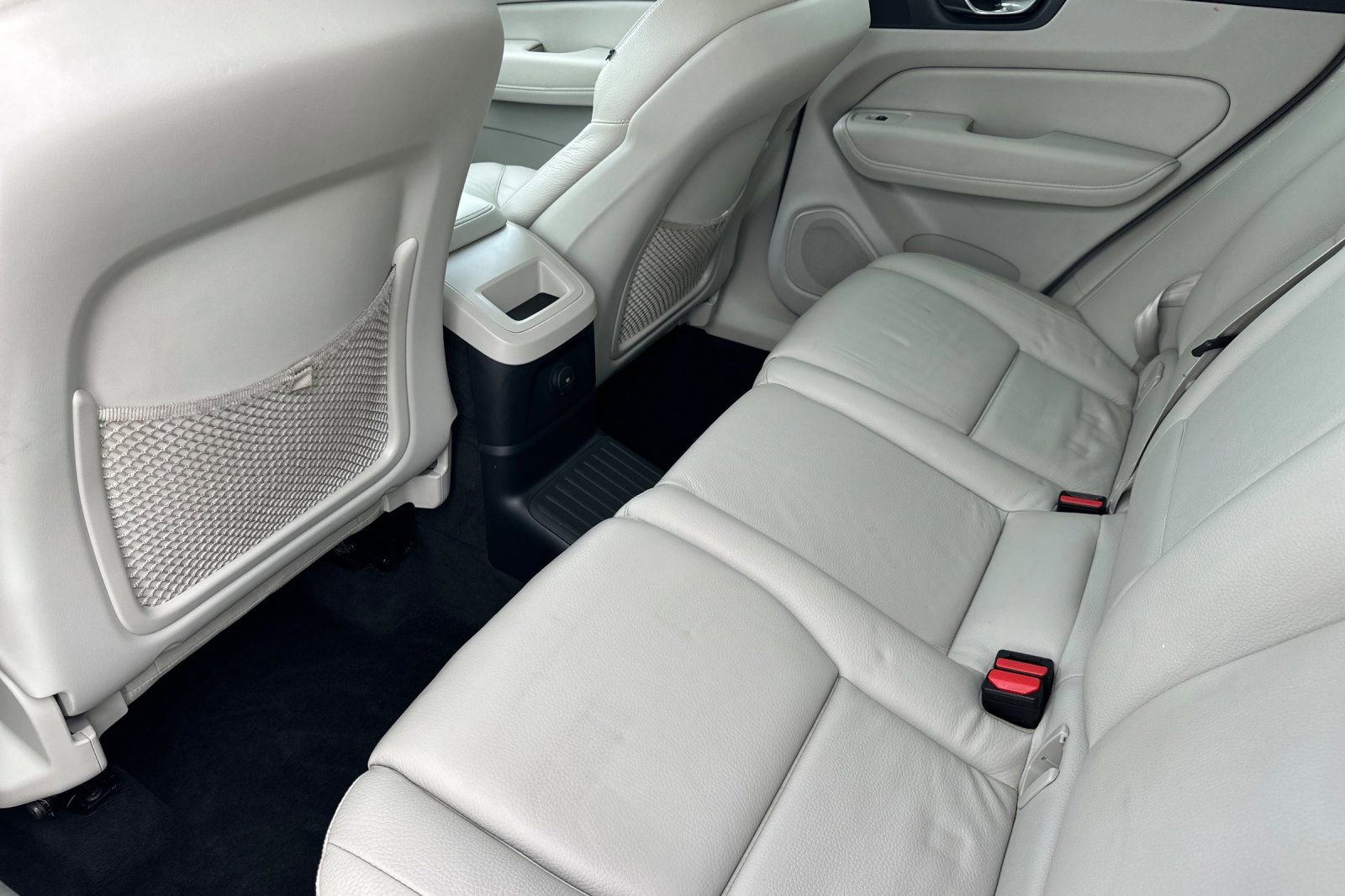 Used 2023 Volvo XC60 T8 Plus image 4