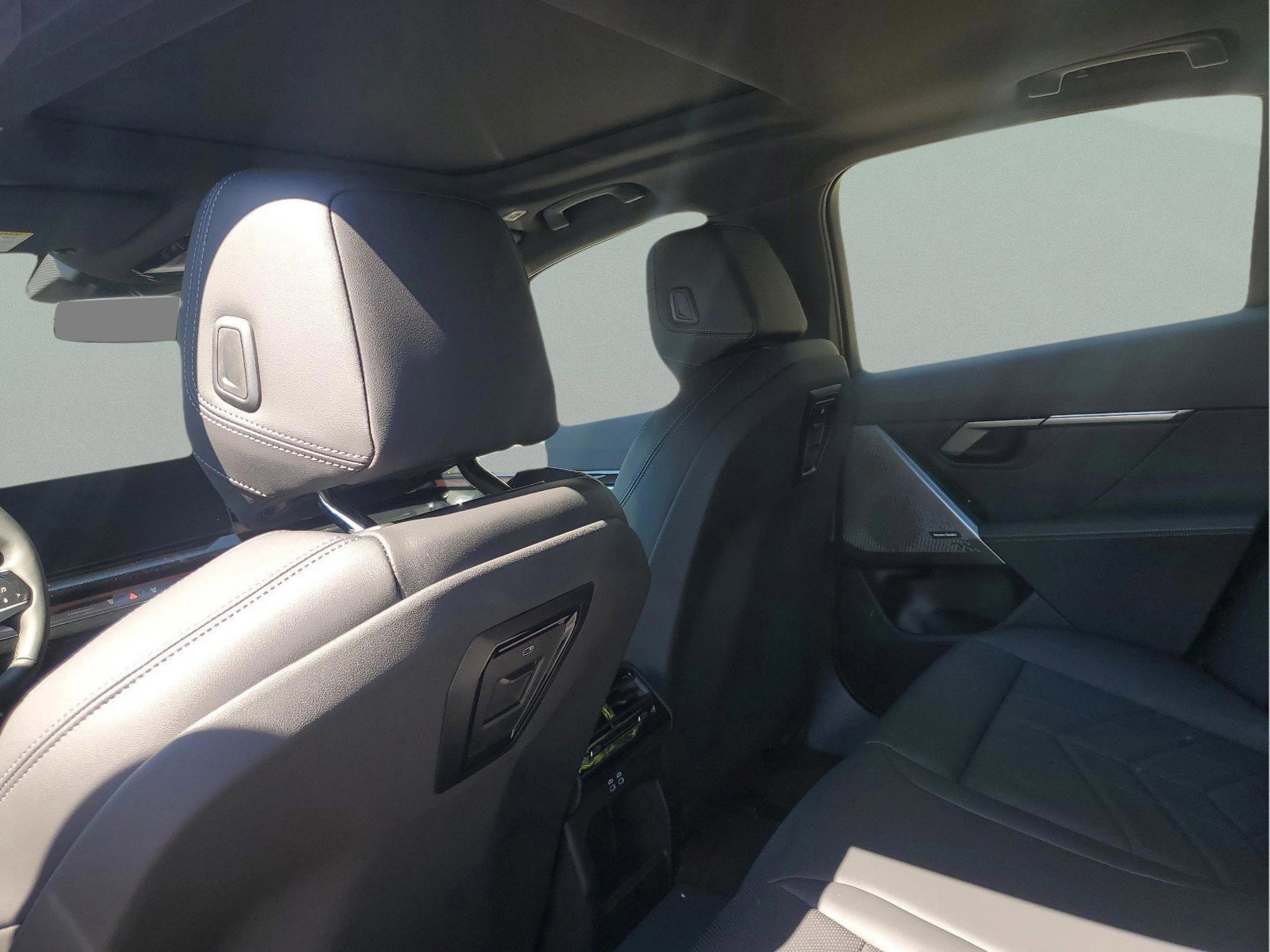 Used 2025 BMW i5 eDrive40i w/ Premium Package RWD image 8