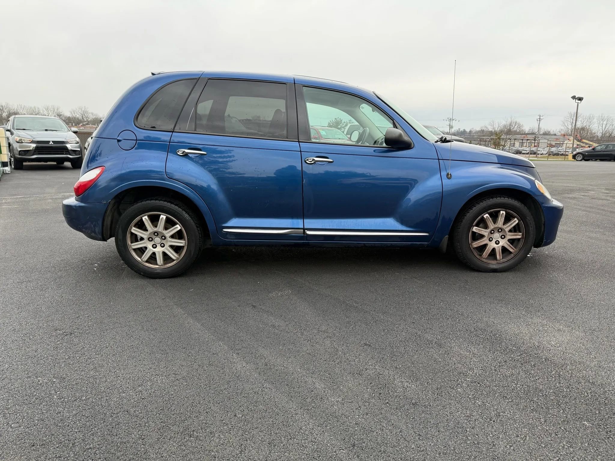 Used 2010 Chrysler PT Cruiser w/ Convenience Group image 3