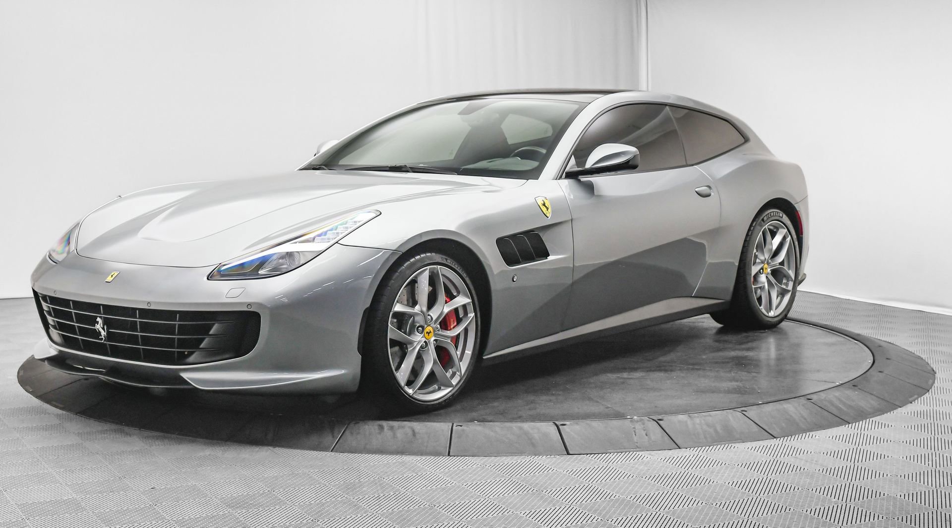 Used 2018 Ferrari GTC4Lusso T image 4