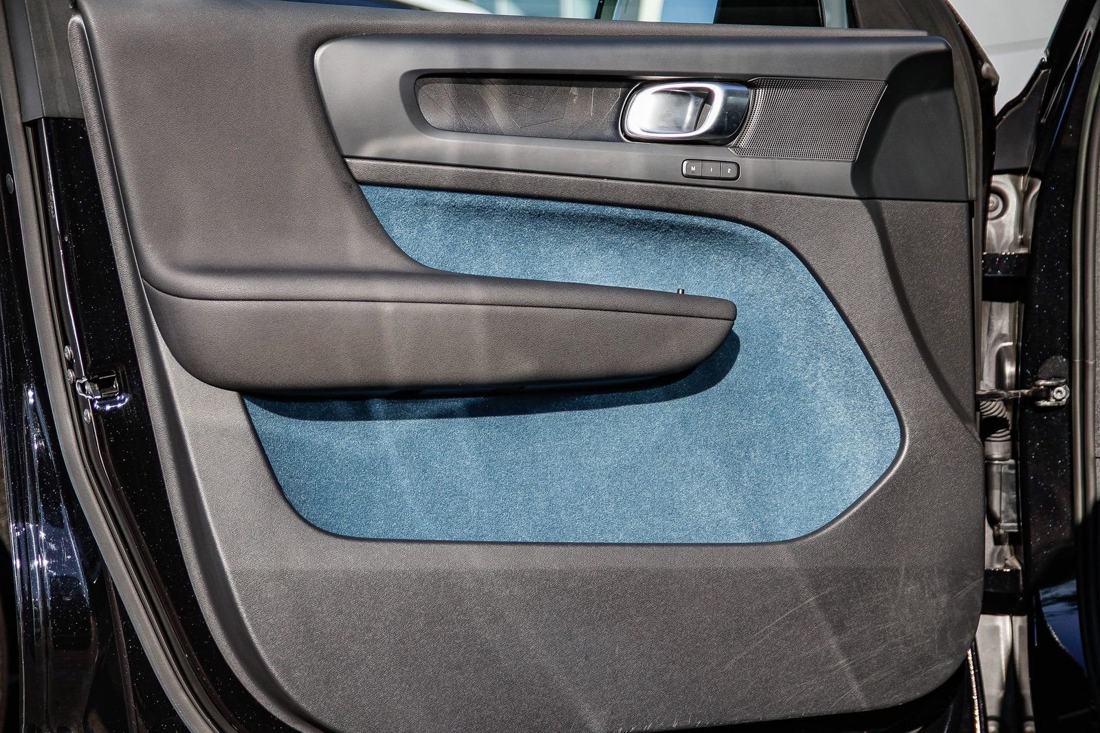 Used 2023 Volvo XC40 Recharge Plus image 23