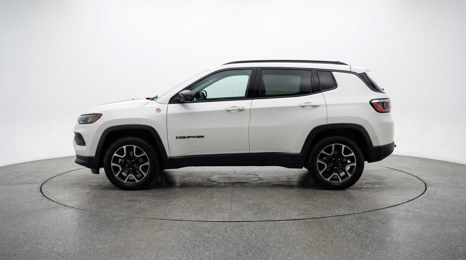 Used 2025 Jeep Compass Trailhawk image 5
