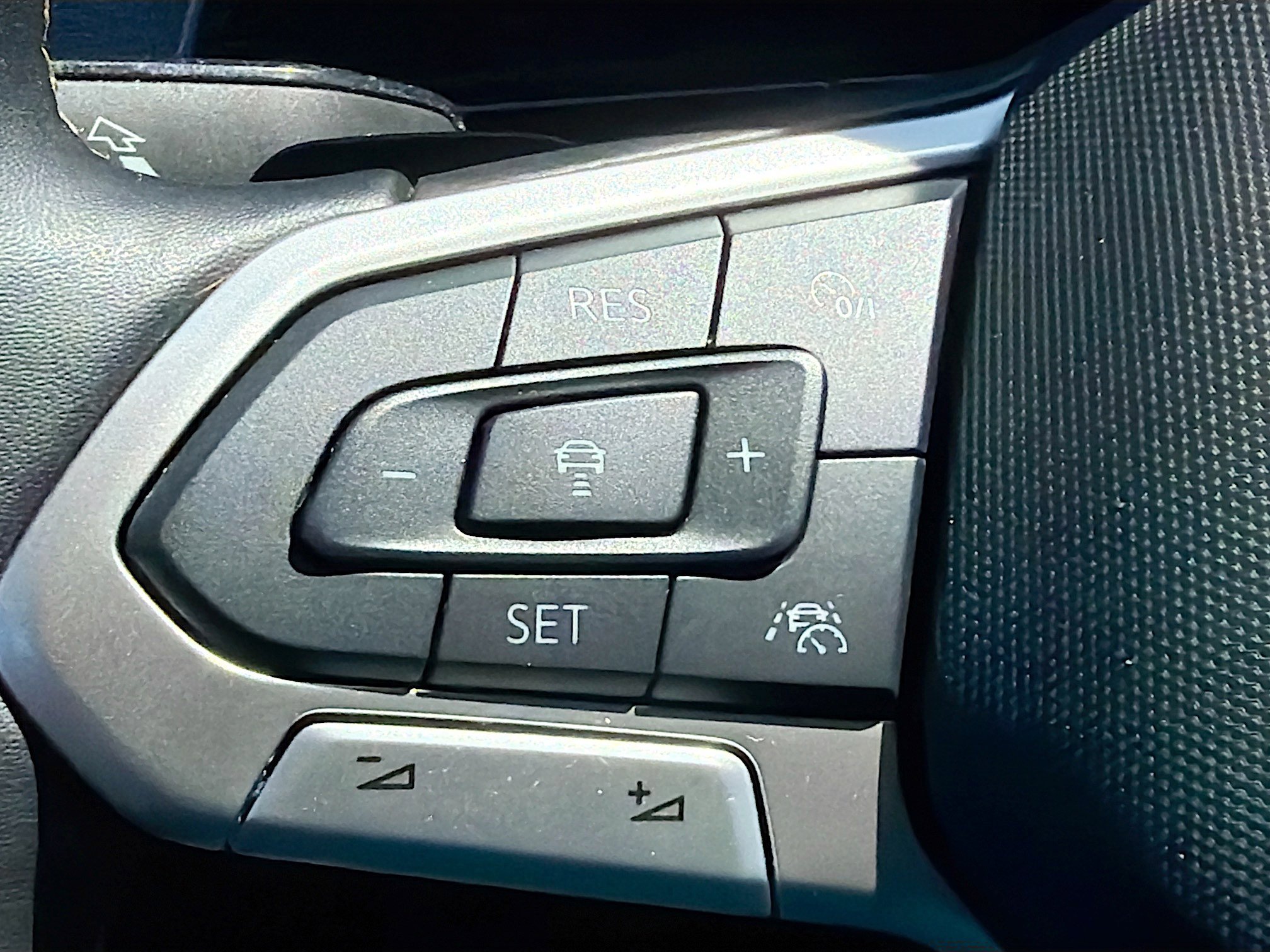 Used 2025 Volkswagen Atlas Cross Sport SE image 35