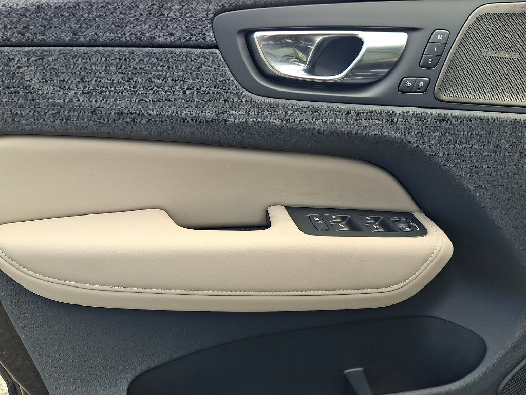 New 2027 Volvo XC60 B5 Plus AWD/4WD image 10