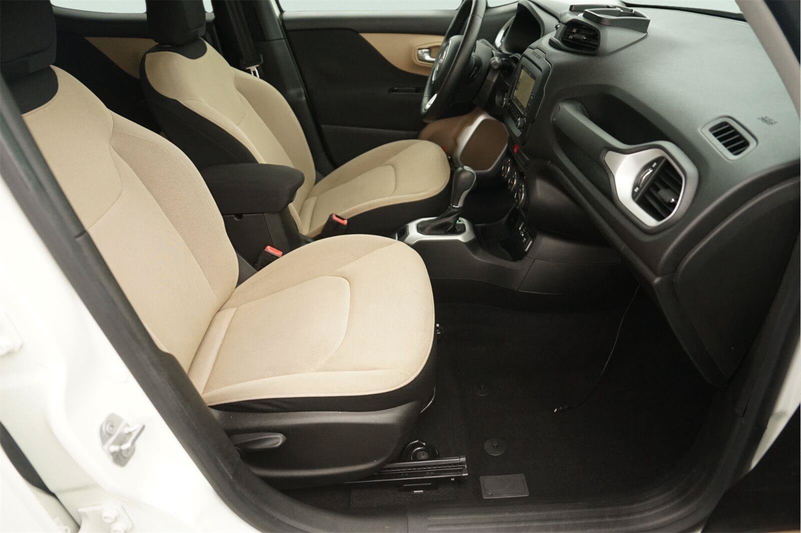 Used 2015 Jeep Renegade Latitude w/ Popular Equipment Group FWD image 18