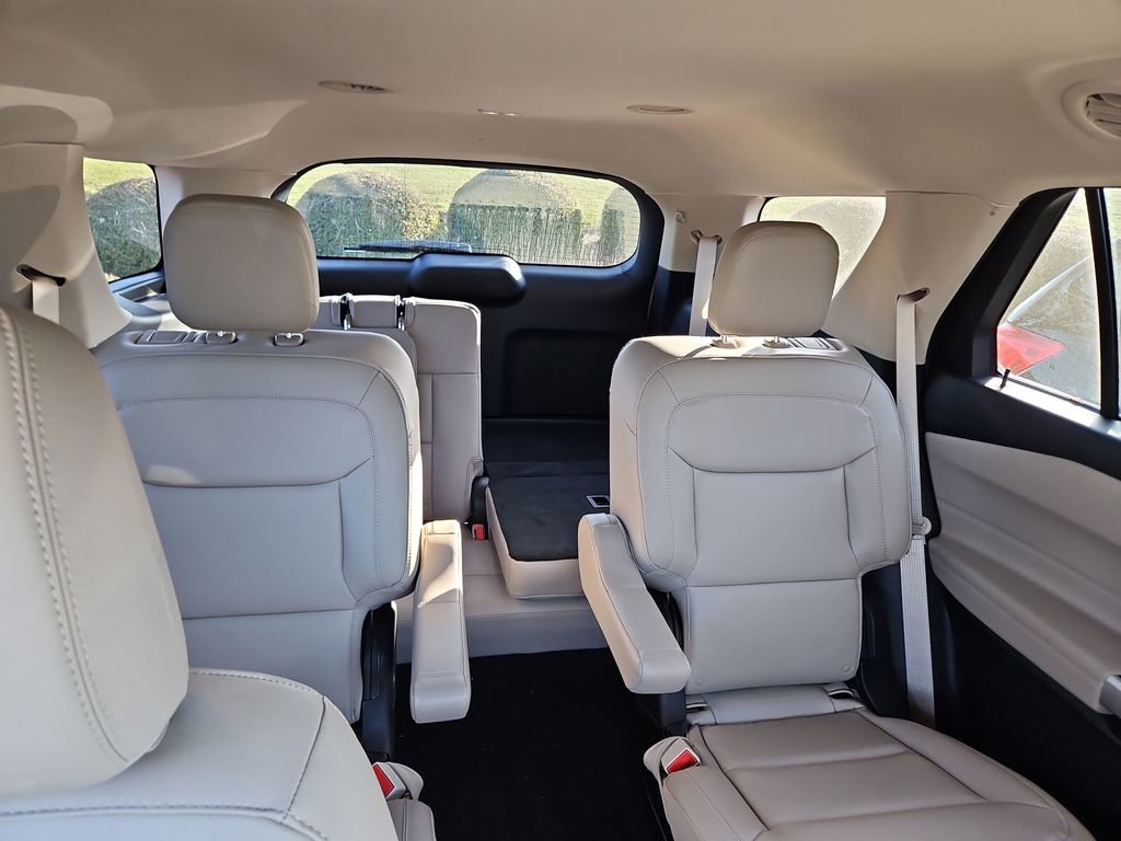 Used 2023 Ford Explorer XLT w/ Equipment Group 202A image 10